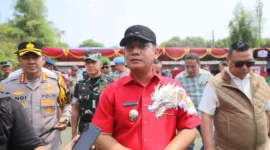 Plt Bupati Bekasi Asep Surya Atmaja meninjau TPS Digital Pilkades di Desa Setia Mekar. (Posnews/Ist)
