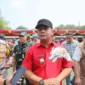 Plt Bupati Bekasi Asep Surya Atmaja meninjau TPS Digital Pilkades di Desa Setia Mekar. (Posnews/Ist)

