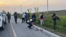 Polisi melakukan olah TKP penembakan tiga pegawai Dinas Pertanian Jayawijaya di Muliama. (Posnews/Ist)