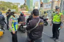 Polisi membagikan masker kepada pengemudi ojol untuk mengantisipasi paparan abu vulkanik Anak Krakatau di Jakarta. (Posnews/Ist)
