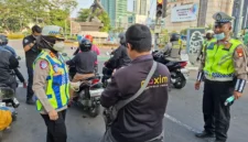 Polisi membagikan masker kepada pengemudi ojol untuk mengantisipasi paparan abu vulkanik Anak Krakatau di Jakarta. (Posnews/Ist)