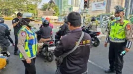 Polisi membagikan masker kepada pengemudi ojol untuk mengantisipasi paparan abu vulkanik Anak Krakatau di Jakarta. (Posnews/Ist)
