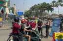 Polisi membagikan masker kepada pengendara di Bogor untuk mengantisipasi paparan abu vulkanik Gunung Anak Krakatau. (Posnews/Ist)
