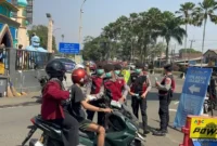 Polisi membagikan masker kepada pengendara di Bogor untuk mengantisipasi paparan abu vulkanik Gunung Anak Krakatau. (Posnews/Ist)