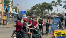 Polisi membagikan masker kepada pengendara di Bogor untuk mengantisipasi paparan abu vulkanik Gunung Anak Krakatau. (Posnews/Ist)
