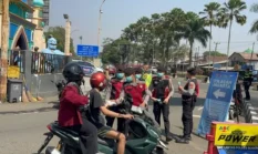 Abu Anak Krakatau Sampai Bogor, Polisi Bagikan Masker ke Warga