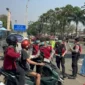 Polisi membagikan masker kepada pengendara di Bogor untuk mengantisipasi paparan abu vulkanik Gunung Anak Krakatau. (Posnews/Ist)
