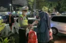 Polisi membagikan masker kepada warga Bekasi untuk mengantisipasi paparan abu vulkanik Gunung Anak Krakatau. (Posnews/Ist)
