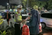 Polisi membagikan masker kepada warga Bekasi untuk mengantisipasi paparan abu vulkanik Gunung Anak Krakatau. (Posnews/Ist)