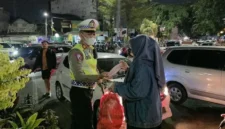 Polisi membagikan masker kepada warga Bekasi untuk mengantisipasi paparan abu vulkanik Gunung Anak Krakatau. (Posnews/Ist)
