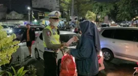 Polisi membagikan masker kepada warga Bekasi untuk mengantisipasi paparan abu vulkanik Gunung Anak Krakatau. (Posnews/Ist)
