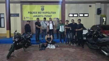 Polisi menangkap terduga pelaku penjambretan WN India di kawasan Menteng, Jakarta Pusat. (Posnews/Ist)
