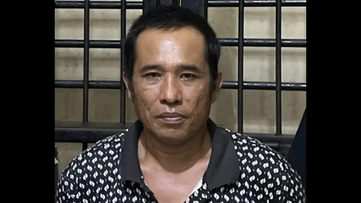 Polisi mengamankan Adi Susanto terkait penembakan di lapak sabung ayam Mesuji. (Posnews/Ist)
