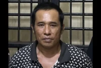 Polisi mengamankan Adi Susanto terkait penembakan di lapak sabung ayam Mesuji. (Posnews/Ist)
