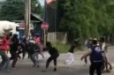 Tawuran dua kelompok remaja di Jalan Cikunir, Jatiasih, Bekasi, viral di media sosial.