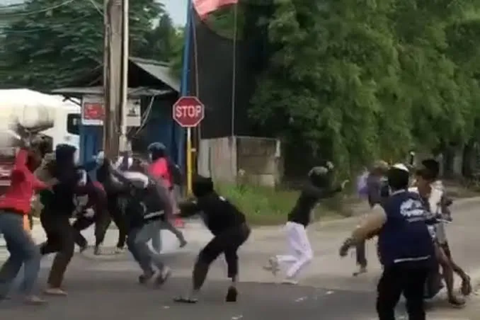 Tawuran dua kelompok remaja di Jalan Cikunir, Jatiasih, Bekasi, viral di media sosial.