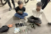 Polisi mengamankan dua pemuda diduga begal dalam patroli dini hari di Jakarta Timur. (Posnews/Ist)
