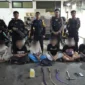 Polisi mengamankan enam pemuda yang diduga hendak tawuran di Duren Sawit. (Posnews/Ist)
