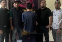 Polisi mengamankan guru SMK Pangkalpinang yang diduga mencuri HP dan laptop siswa. (Posnews/ist)