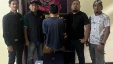 Polisi mengamankan guru SMK Pangkalpinang yang diduga mencuri HP dan laptop siswa. (Posnews/ist)