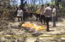 Polisi mengamankan lokasi penemuan wanita muda yang tewas di kawasan perkebunan Desa Roraya, Konawe Selatan.

