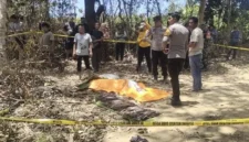 Polisi mengamankan lokasi penemuan wanita muda yang tewas di kawasan perkebunan Desa Roraya, Konawe Selatan.
