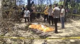 Polisi mengamankan lokasi penemuan wanita muda yang tewas di kawasan perkebunan Desa Roraya, Konawe Selatan.
