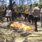 Polisi mengamankan lokasi penemuan wanita muda yang tewas di kawasan perkebunan Desa Roraya, Konawe Selatan.
