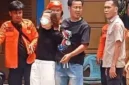 Polisi mengamankan terduga pelaku dan pisau 30 cm sebagai barang bukti. (Tangkapan Layar)
