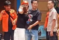 Polisi mengamankan terduga pelaku dan pisau 30 cm sebagai barang bukti. (Tangkapan Layar)
