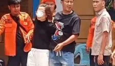 Polisi mengamankan terduga pelaku dan pisau 30 cm sebagai barang bukti. (Tangkapan Layar)