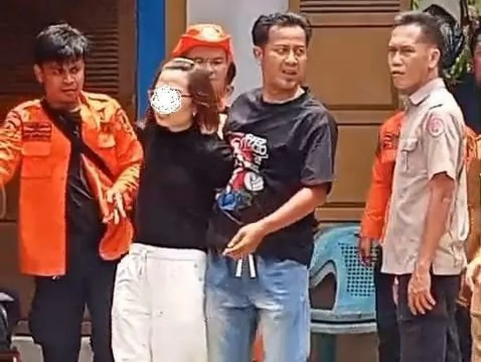 Polisi mengamankan terduga pelaku dan pisau 30 cm sebagai barang bukti. (Tangkapan Layar)
