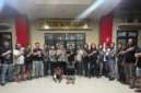 Polisi mengamankan terduga pelaku pembunuhan kakak beradik di Banyuasin. (Posnews/Polres Banyuasin)

