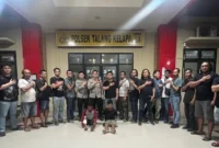 Polisi mengamankan terduga pelaku pembunuhan kakak beradik di Banyuasin. (Posnews/Polres Banyuasin)
