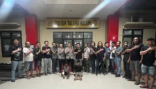 Polisi mengamankan terduga pelaku pembunuhan kakak beradik di Banyuasin. (Posnews/Polres Banyuasin)
