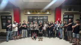 Polisi mengamankan terduga pelaku pembunuhan kakak beradik di Banyuasin. (Posnews/Polres Banyuasin)

