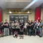 Polisi mengamankan terduga pelaku pembunuhan kakak beradik di Banyuasin. (Posnews/Polres Banyuasin)

