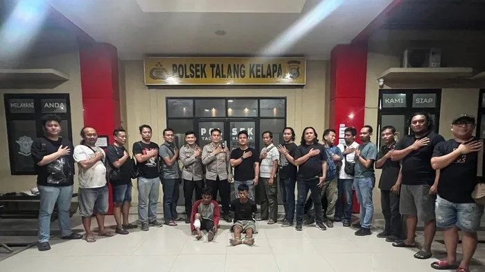 Polisi mengamankan terduga pelaku pembunuhan kakak beradik di Banyuasin. (Posnews/Polres Banyuasin)
