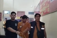 Polisi mengamankan terduga pelaku penusukan pria 65 tahun di OKU Selatan. (Posnews/ Polres OKU Selatan)

