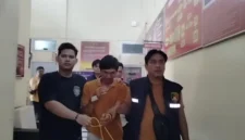 Polisi mengamankan terduga pelaku penusukan pria 65 tahun di OKU Selatan. (Posnews/ Polres OKU Selatan)