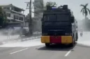 Polisi mengerahkan kendaraan water cannon untuk menyemprot jalan yang dipenuhi abu vulkanik Gunung Anak Krakatau di Bogor. (Posnews/Ist)