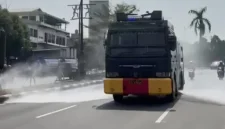 Polisi mengerahkan kendaraan water cannon untuk menyemprot jalan yang dipenuhi abu vulkanik Gunung Anak Krakatau di Bogor. (Posnews/Ist)