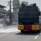 Polisi mengerahkan kendaraan water cannon untuk menyemprot jalan yang dipenuhi abu vulkanik Gunung Anak Krakatau di Bogor. (Posnews/Ist)
