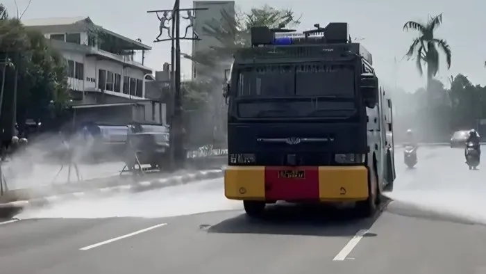 Polisi mengerahkan kendaraan water cannon untuk menyemprot jalan yang dipenuhi abu vulkanik Gunung Anak Krakatau di Bogor. (Posnews/Ist)