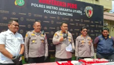Polisi mengungkap kasus peredaran sabu di kawasan Kampung Bahari, Jakarta Utara, dan menangkap lima orang. (Posnews/Humas Polres Metro Jakut)
