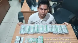 Polisi menyita ribuan obat keras ilegal dari mobil yang diduga digunakan sebagai toko berjalan di Kota Bekasi. (Posnews/Ist)
