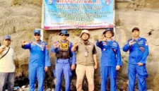 Polisi patroli laut mengawasi kawasan Gunung Anak Krakatau dan mengingatkan nelayan menjauh dari radius 3 kilometer. (Posnews/Ist)
