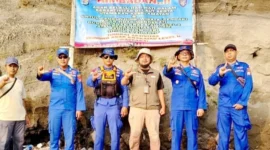Polisi patroli laut mengawasi kawasan Gunung Anak Krakatau dan mengingatkan nelayan menjauh dari radius 3 kilometer. (Posnews/Ist)
