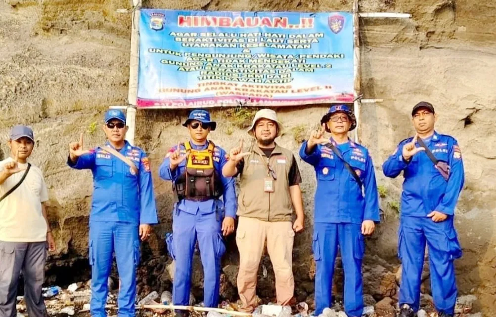 Polisi patroli laut mengawasi kawasan Gunung Anak Krakatau dan mengingatkan nelayan menjauh dari radius 3 kilometer. (Posnews/Ist)
