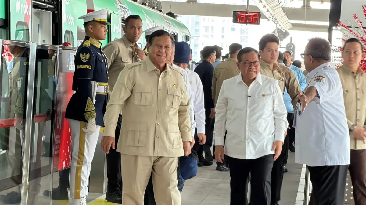 Presiden Prabowo Subianto dan Gubernur DKI Jakarta Pramono Anung saat peresmian LRT Kelapa Gading-Manggarai. (Posnews/Setpres)
